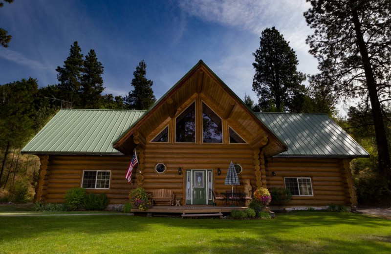 Exterior view of Bear Mountain Lodge.