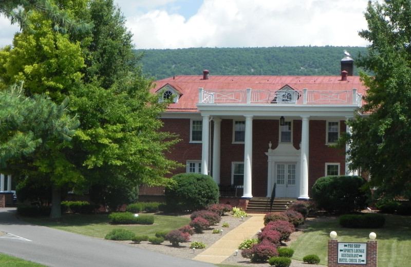 Exterior view of Shenvalee Golf Resort.