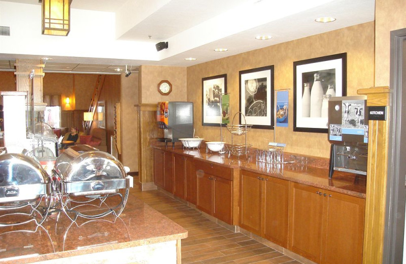 Dining area at Hampton Inn Duluth.