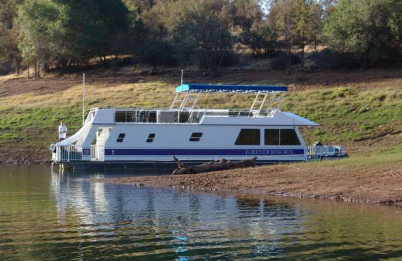 House boat exterior at Lake Don Pedro.