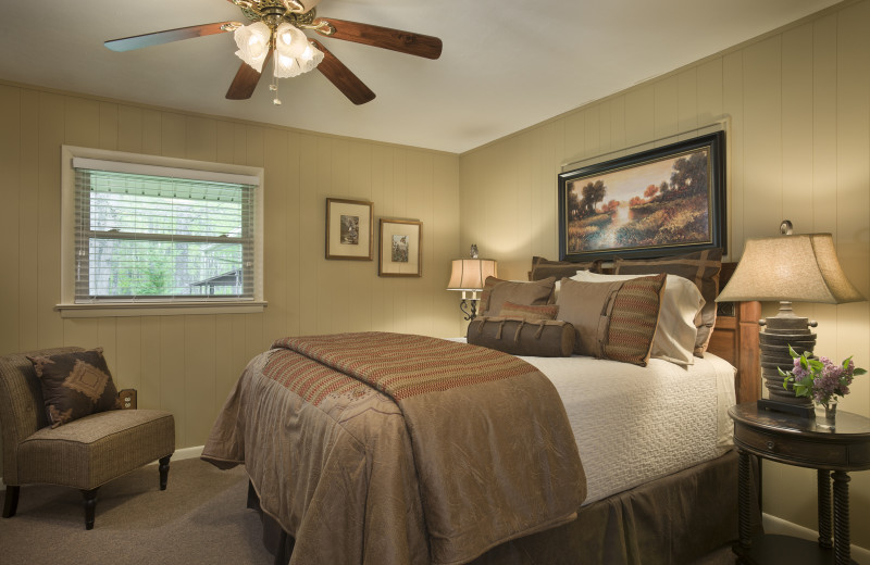 Guest room at Caryonah Hunting Lodge.