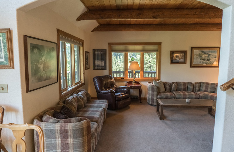 Living room at Montana River Lodge.