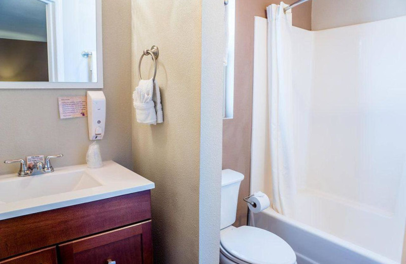 Guest bathroom at Murphy's River Lodge.