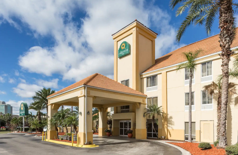 Exterior view of La Quinta Inn Orlando - Universal Studios.