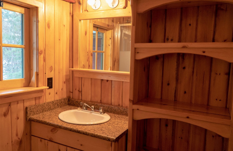 Cabin bathroom at Cliff Lake Resorts.