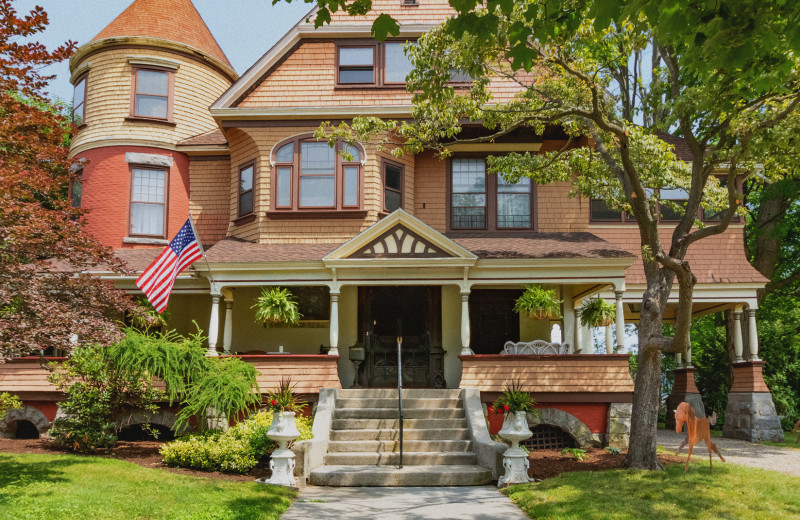 Exterior view of Saratoga Dreams Bed and Breakfast.