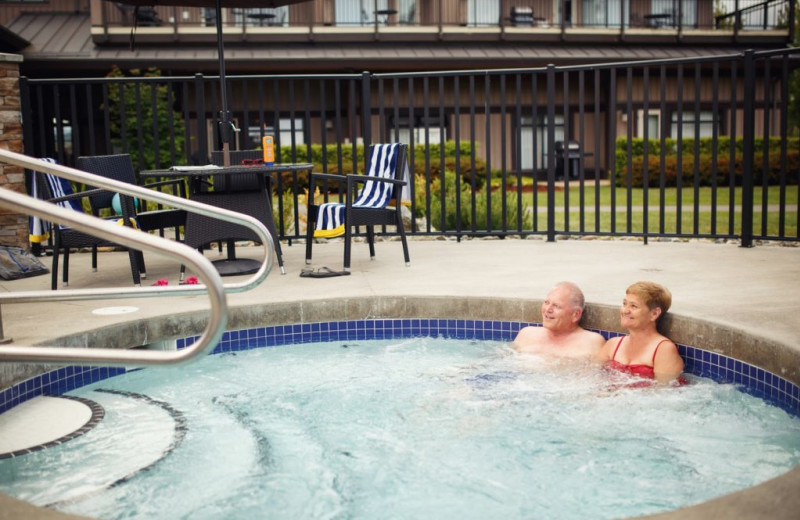 Hot tub at Sunrise Ridge Waterfront Resort.