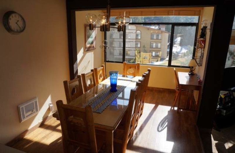 Vacation rental dining room at JetLiving.