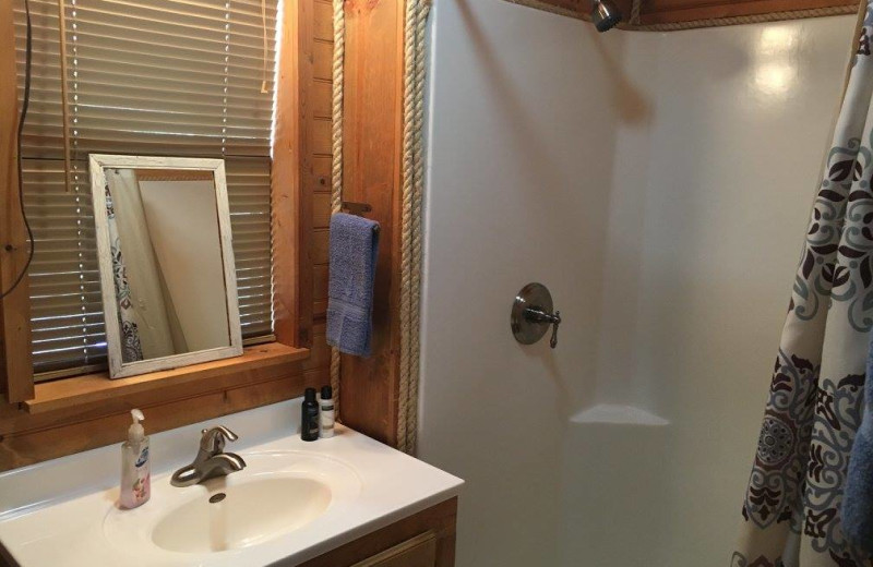 Cabin bathroom at Walnut Canyon Cabins.