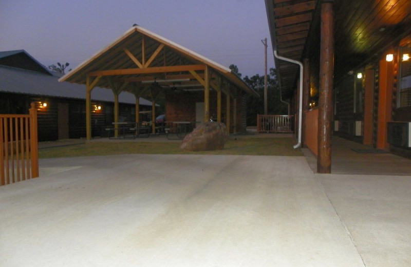 Exterior view of Hochatown Country Lodge.