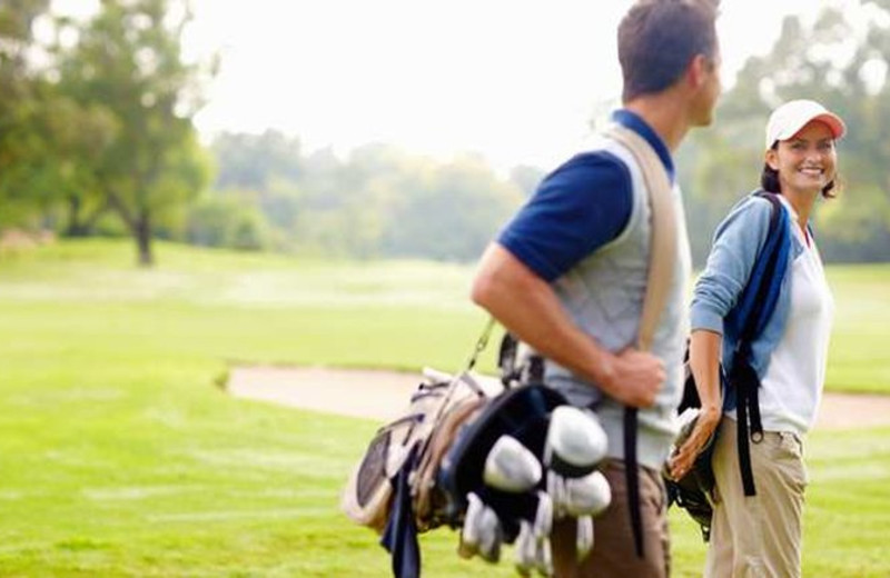 Couple golfing at Lancaster DoubleTree Resort by Hilton.