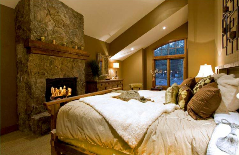 Guest room at Mammoth Stonegate.