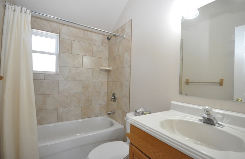 Cottage bathroom at Hall's Cottages.