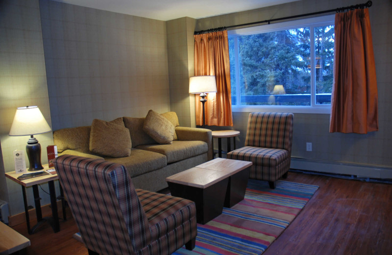 Guest living room at Inns of Banff.