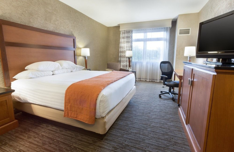 Guest room at DRURY INN AND SUITES FLAGSTAFF.