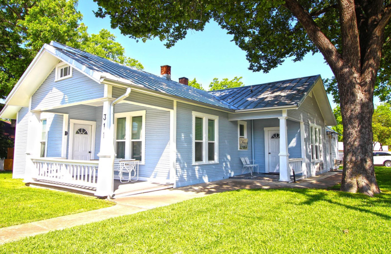 Cottage exterior at Peach Tree Inn & Suites.