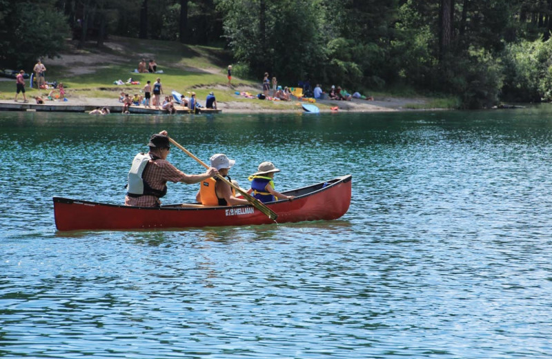 Family canoeing at Lantern Bay Resort.