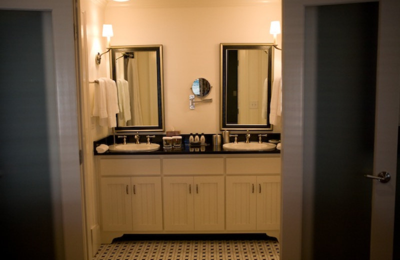 Guest bathroom at James Madison Inn.