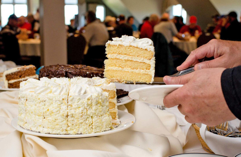 Wedding cake at Dundee Resort & Golf Club.