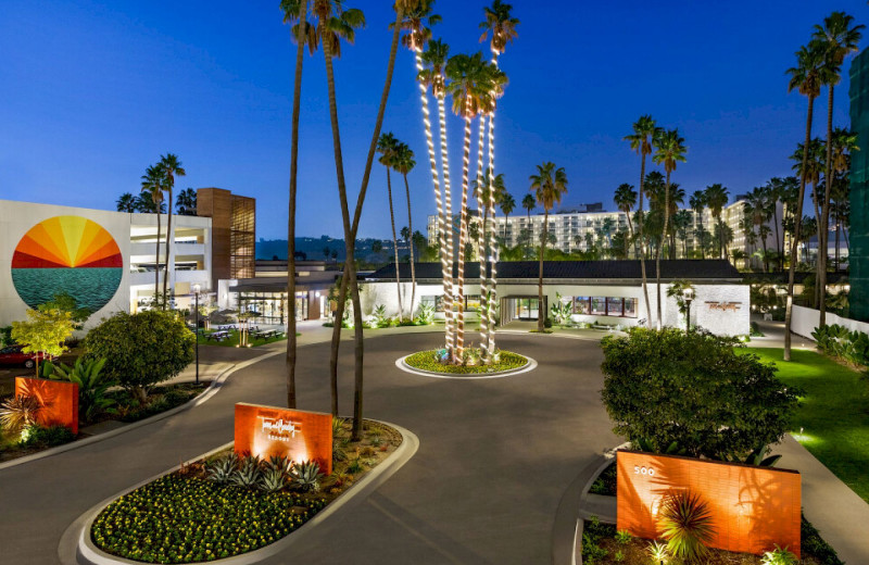 Exterior view of Town and Country Resort 