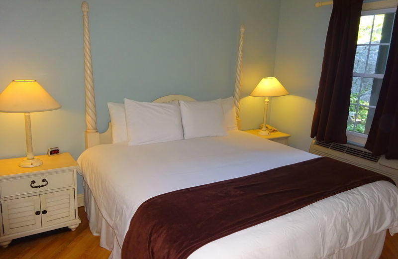Guest room at OgunquitHotels.net.