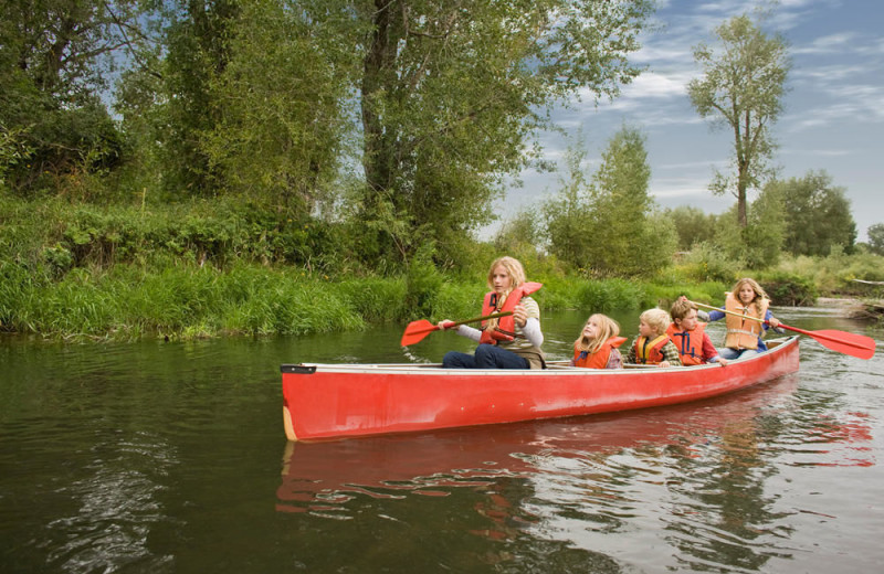 Family canoeing at Parkway Cottage Resort & Trading Post.