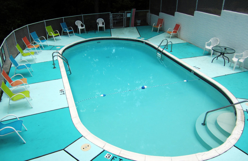 Outdoor pool at The Lodge At Eureka Springs.