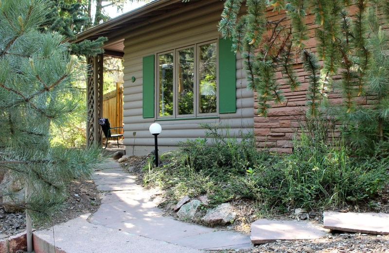 Cabin exterior at Sunnyside Knoll Resort.