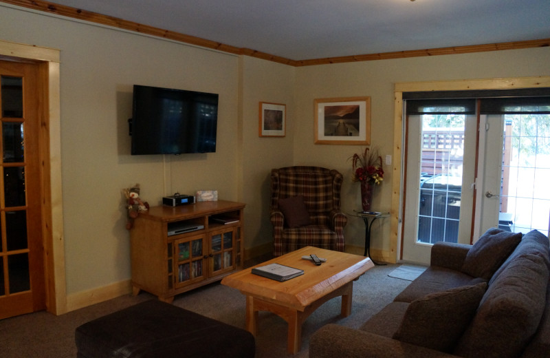 Rental living room at Cedar House Restaurant & Chalets.