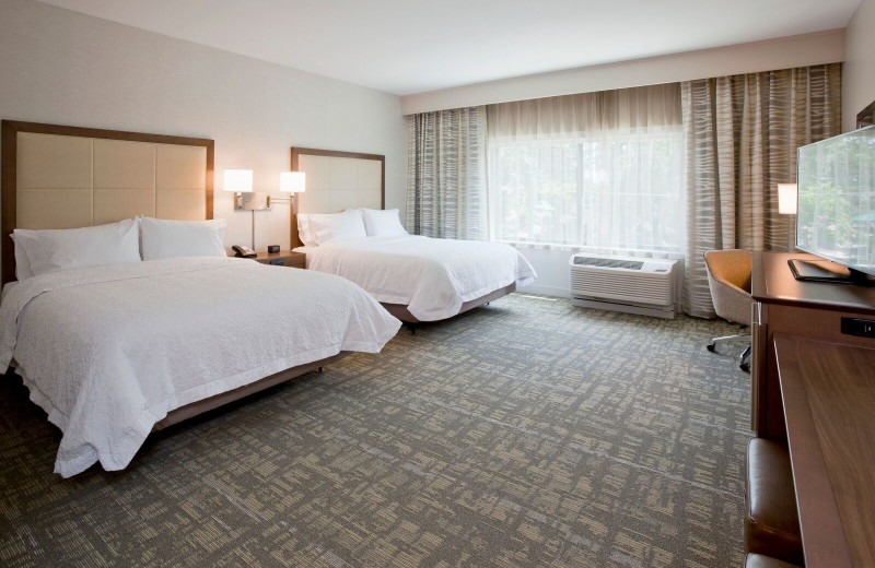 Guest bedroom at Spicer Green Lake Resort.