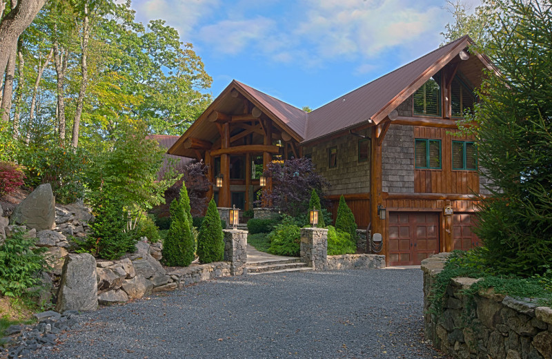 Exterior view of Blue Ridge Vacation Cabins. 