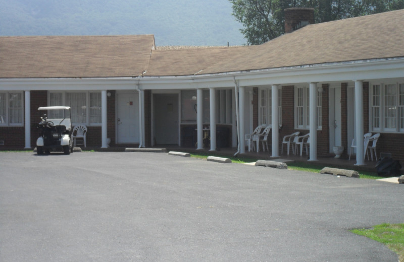 Motel exterior at Shenvalee Golf Resort.