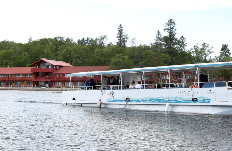 Tour boat at Fair Hills Resort.