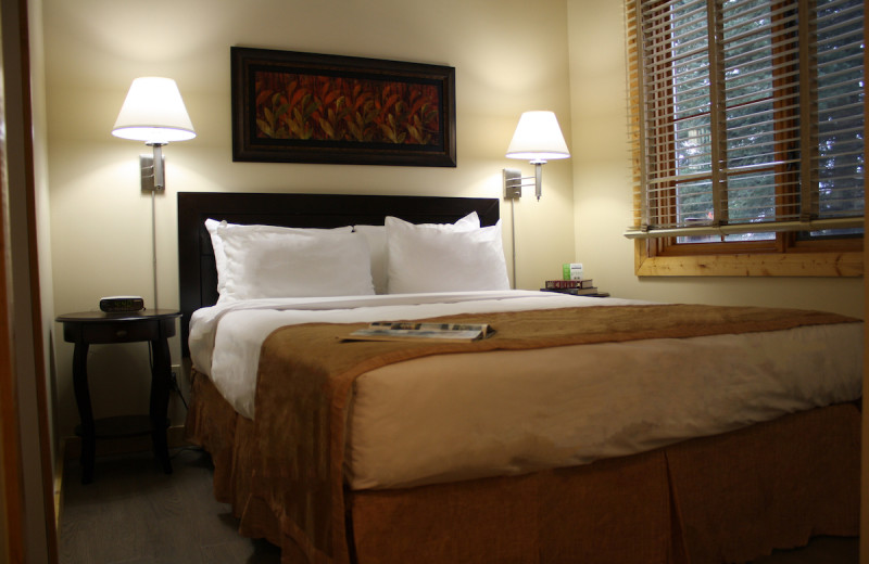 Guest bedroom at Overlander Mountain Lodge.