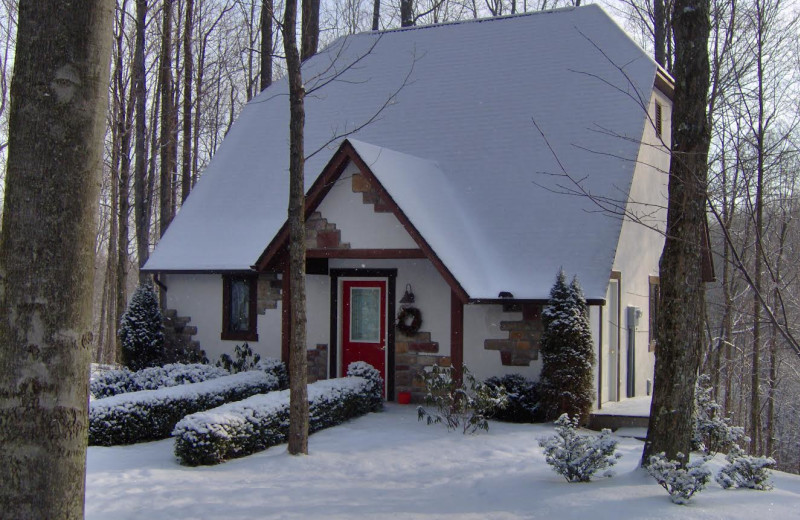 The snowy MacLeod Cottage at Glenlaurel, A Scottish Inn