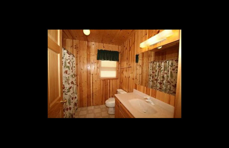 Cabin bathroom at Broadwater Lodge.