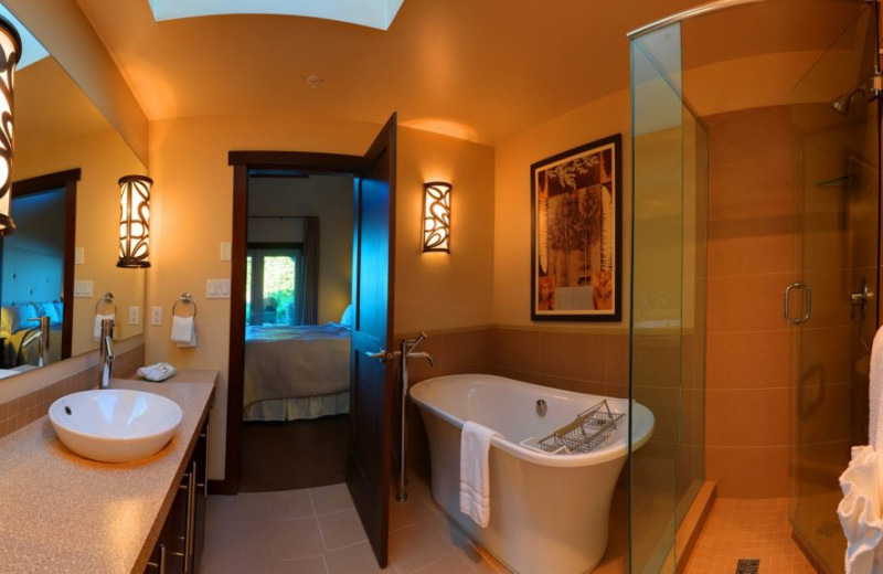 Guest bathroom at Sunrise Ridge Waterfront Resort.