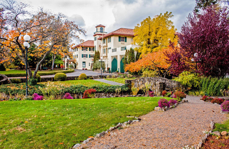 Exterior view of Columbia Gorge Hotel.