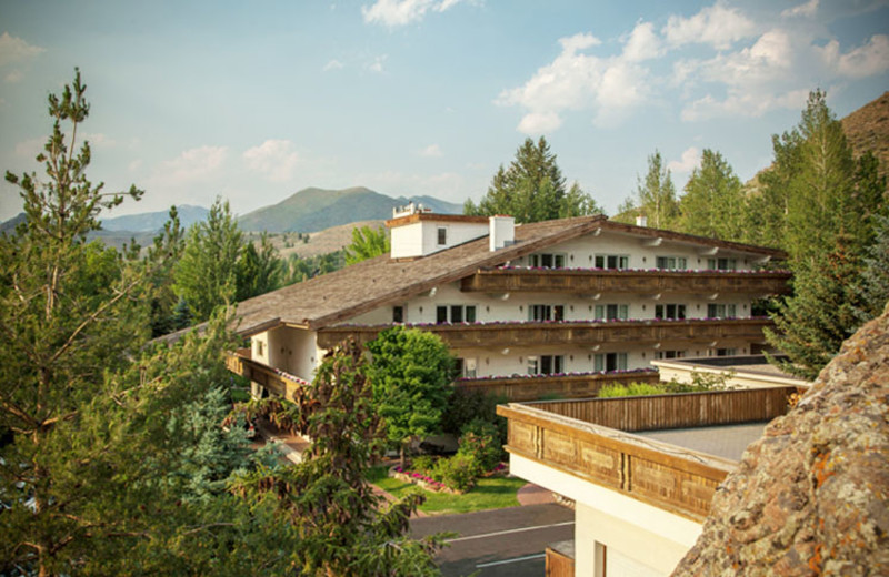 Exterior view of Knob Hill Inn.