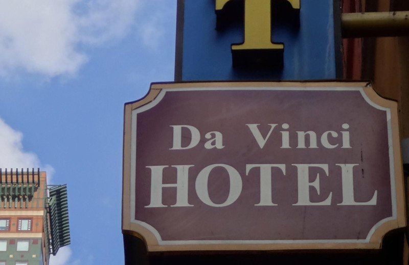 Exterior view of Da Vinci Hotel.