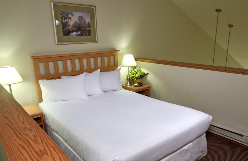 Guest bedroom at Timber Ridge Lodge & Waterpark.