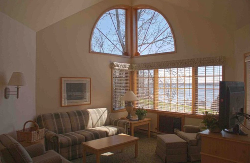 Guest living room at Bay Shore Inn.