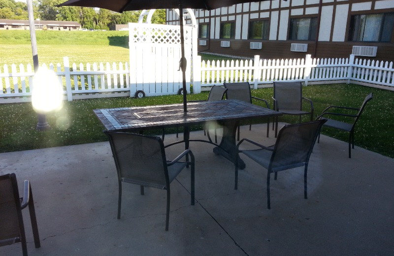 Patio at Sky Lodge Inn & Suites.