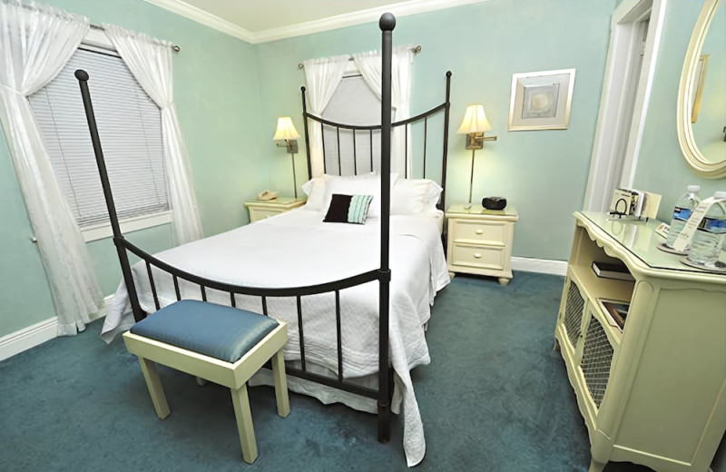 Guest room at Mango Inn Bed 