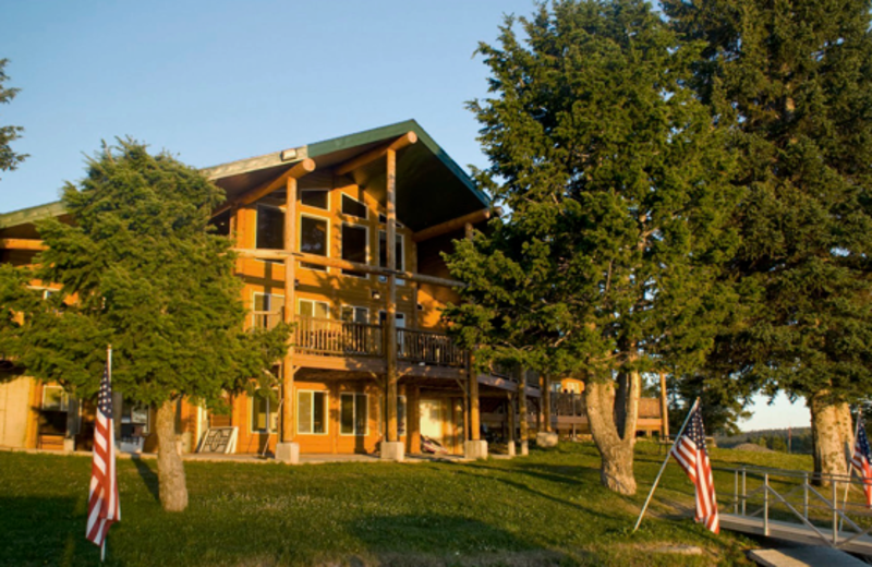 Exterior View of Lakeside Lodge and Resort