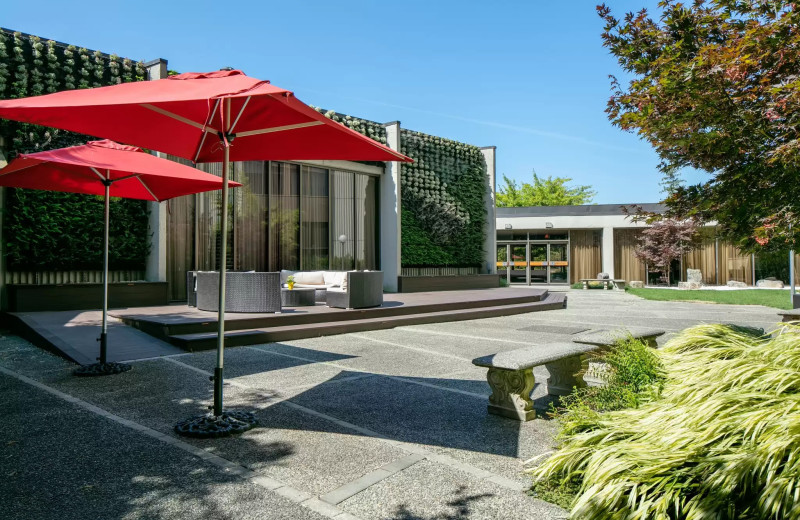 Courtyard at Radisson Blu Vancouver Airport Hotel 