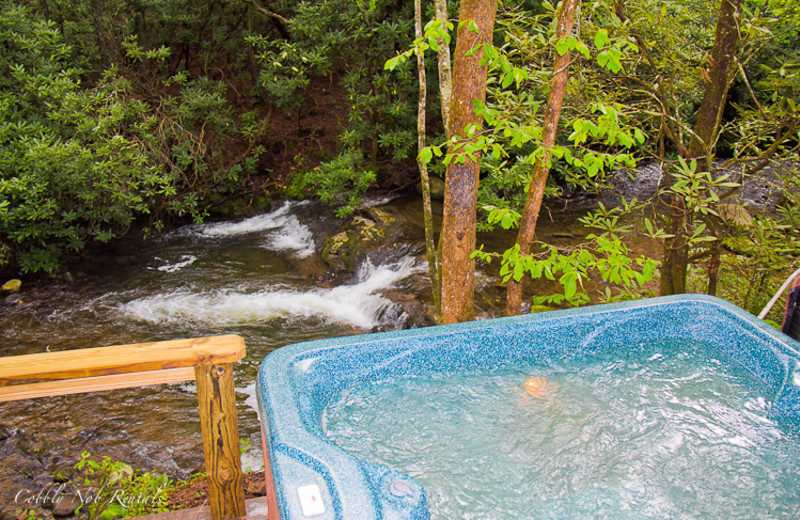 Outdoor hot tub at Cobbly Nob Rentals.