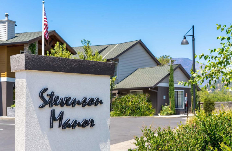 Exterior view of Best Western Plus Stevenson Manor Inn.