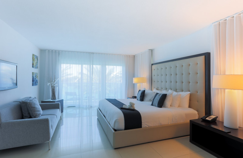 Guest bedroom at Bal Harbour Quarzo Luxury Boutique Hotel.