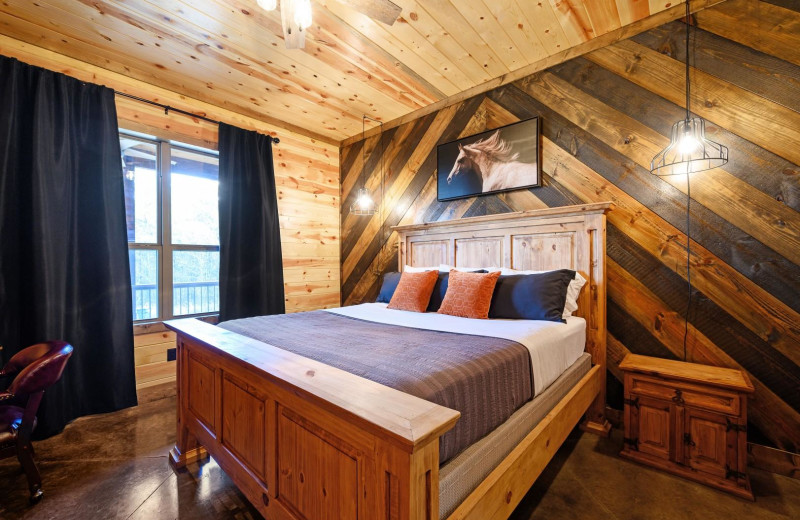 Cabin bedroom at Blue Beaver Luxury Cabins.
